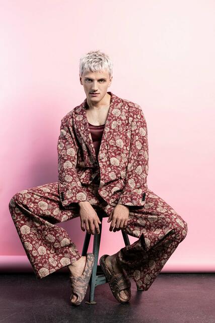 Stufungen stehen bei diesem Cut im Vordergrund. Voller als der Fade Cut und ohne ausrasierte Seiten setzt er ein Statement, was die Pastellcolorierung noch verstärkt. Deutlich treten Struktur und Textur hervor. Mattes Puder sorgt für Stabilität und Flexibilität. | Foto: © Zentralverband des Deutschen Friseurhandwerks