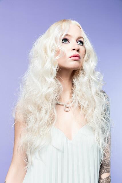 Dieser Glass-Hair-Look scheint mit der Sonne um die Wette. Ein heller Pearl-Ton verleiht einen markanten Look, die Seitenkonturen werden mit der Slicetechnik ab dem Kinn bis in die Längen soft gestuft. | Foto: © Zentralverband des Deutschen Friseurhandwerks