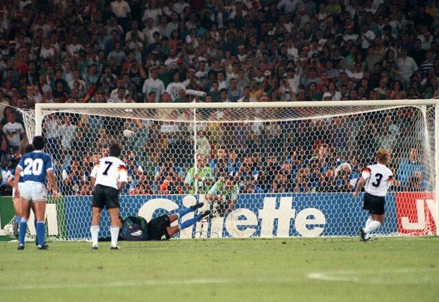 Andreas Brehme erzielt per Elfmeter das entscheidende Tor im WM-Finale 1990 gegen Argentinien.  | Foto: Martina Hellmann/dpa