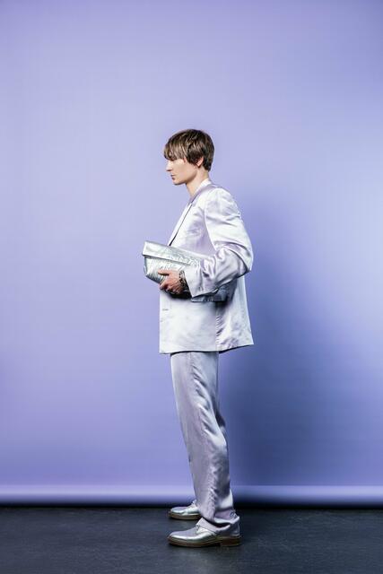 Der kompakte Schnitt erinnert an die goldenen Zeiten der Boyband-Ära. Für eine ultramoderne Interpretation ist der Cut durchgestuft, die Ohren sind bedeckt. Highlights am Oberkopf sorgen für Struktur, die mit einer leichten Texturcreme betont wird. Ein wandelbarer Look, der absolut angesagt ist. | Foto: © Zentralverband des Deutschen Friseurhandwerks