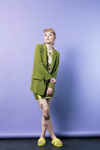 Voll im Trend ist und bleibt der Mullet. Neu interpretiert wird er in dieser Saison durch einen kompakt geschnittenen Nacken und grafische Linien. Vom lässigen Tageslook auf stylishe Abendvariante: Mit Wetgel und Lockenstab werden spannende Gegensätze kreiert. | Foto: © Zentralverband des Deutschen Friseurhandwerks