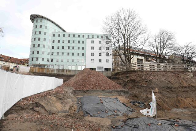 Die abgesperrte Baugrube in St. Johannis.  | Foto: Udo Dreier