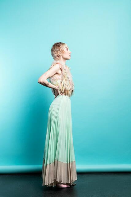 Voll im Trend ist und bleibt der Mullet. Neu interpretiert wird er in dieser Saison durch einen kompakt geschnittenen Nacken und grafische Linien. Vom lässigen Tageslook auf stylishe Abendvariante: Mit Wetgel und Lockenstab werden spannende Gegensätze kreiert. | Foto: © Zentralverband des Deutschen Friseurhandwerks