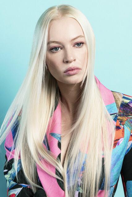 Dieser Glass-Hair-Look scheint mit der Sonne um die Wette. Ein heller Pearl-Ton verleiht einen markanten Look, die Seitenkonturen werden mit der Slicetechnik ab dem Kinn bis in die Längen soft gestuft.
   | Foto: © Zentralverband des Deutschen Friseurhandwerks