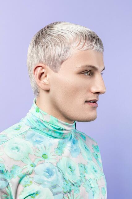 Elegant durch die angedeutete Wasserwelle und durch Wetgel mit einem Kamm glamourös in Szene gesetzt ist diese Variante des Cuts. Die markanten Konturen machen den glänzenden Look besonders spannend. Haarlack fixiert die Frisur. | Foto: © Zentralverband des Deutschen Friseurhandwerks