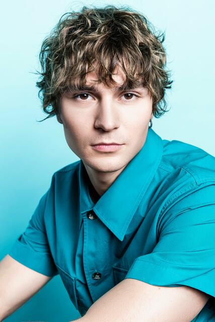 Lässig und relaxed wie ein Tag am Meer versprüht dieser Cut pures Sommer-Feeling. Lockiges oder welliges Haar mit einem Diffusor kneten und mit einer Lockencreme in Form bringen. Bei glattem Haar helfen große Umformungswickler nach. | Foto: © Zentralverband des Deutschen Friseurhandwerks