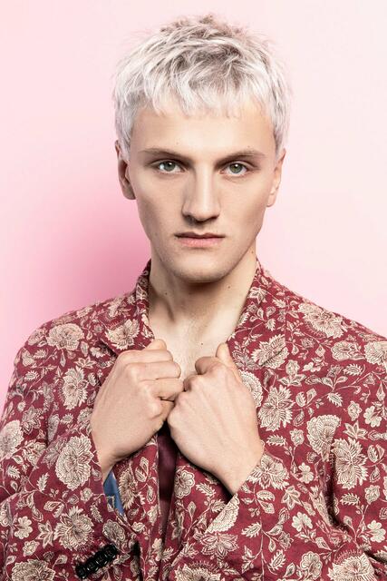 Stufungen stehen bei diesem Cut im Vordergrund. Voller als der Fade Cut und ohne ausrasierte Seiten setzt er ein Statement, was die Pastellcolorierung noch verstärkt. Deutlich treten Struktur und Textur hervor. Mattes Puder sorgt für Stabilität und Flexibilität. | Foto: © Zentralverband des Deutschen Friseurhandwerks