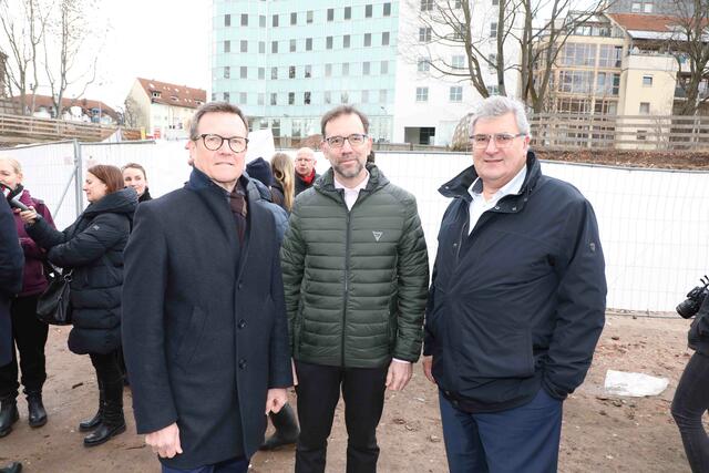 Geschäftsführer der wbg Unternehmensgruppe Ralf Schekira, Planungs- und Baureferent Daniel F. Ulrich mit Frank Thyroff, kaufmännischer Geschäftsführer der wbg Nürnberg GmbH (v.l.).  | Foto: Udo Dreier