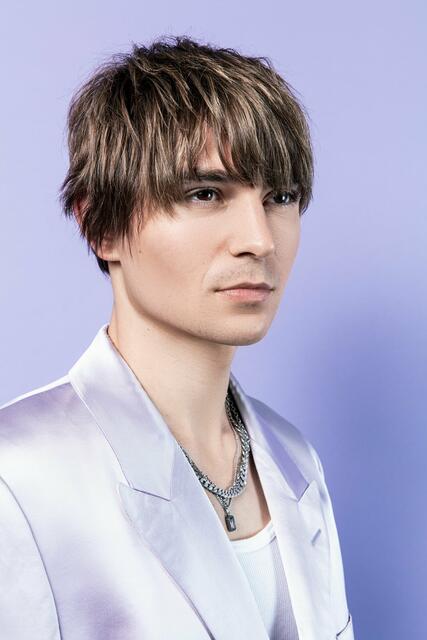 Der kompakte Schnitt erinnert an die goldenen Zeiten der Boyband-Ära. Für eine ultramoderne Interpretation ist der Cut durchgestuft, die Ohren sind bedeckt. Highlights am Oberkopf sorgen für Struktur, die mit einer leichten Texturcreme betont wird. Ein wandelbarer Look, der absolut angesagt ist. | Foto: © Zentralverband des Deutschen Friseurhandwerks