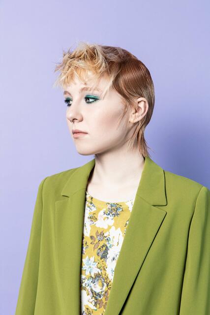 Voll im Trend ist und bleibt der Mullet. Neu interpretiert wird er in dieser Saison durch einen kompakt geschnittenen Nacken und grafische Linien. Vom lässigen Tageslook auf stylishe Abendvariante: Mit Wetgel und Lockenstab werden spannende Gegensätze kreiert. | Foto: © Zentralverband des Deutschen Friseurhandwerks