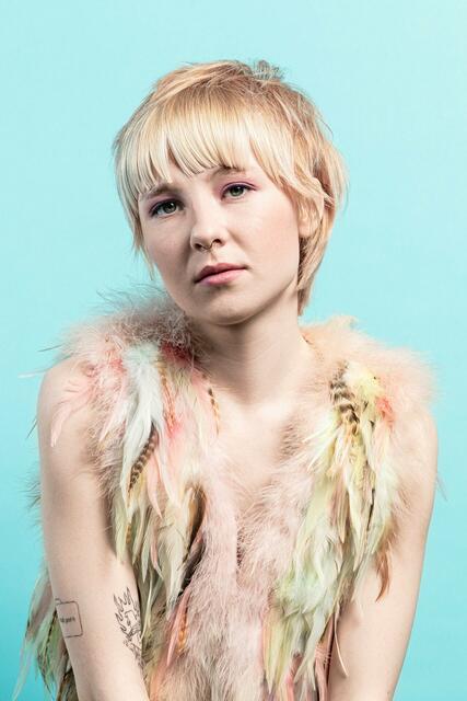 Voll im Trend ist und bleibt der Mullet. Neu interpretiert wird er in dieser Saison durch einen kompakt geschnittenen Nacken und grafische Linien. Pastelliges Apricot und klare Töne geben dem Schnitt einen neuen, extrem angesagten Twist. | Foto: © Zentralverband des Deutschen Friseurhandwerks