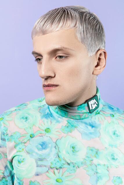 Elegant durch die angedeutete Wasserwelle und durch Wetgel mit einem Kamm glamourös in Szene gesetzt ist diese Variante des Cuts. Die markanten Konturen machen den glänzenden Look besonders spannend. Haarlack fixiert die Frisur. | Foto: © Zentralverband des Deutschen Friseurhandwerks