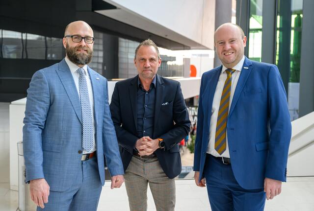 Thilo Könicke (Geschäftsführer AFAG Messen und Ausstellungen GmbH), Thorsten Glauber (Bayerischer Staatsminister für Umwelt und Verbraucherschutz) und Henning Könicke (Geschäftsführer AFAG Messen und Ausstellungen GmbH), v.l. | Foto: freizeitmesse.de/Timm Schamberger