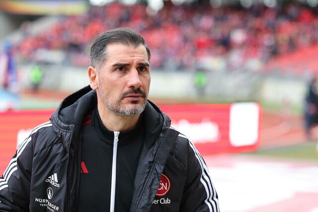 Der Nürnberger Trainer Cristian Fiel steht vor Spielbeginn auf dem Platz.  | Foto:  Daniel Karmann/dpa