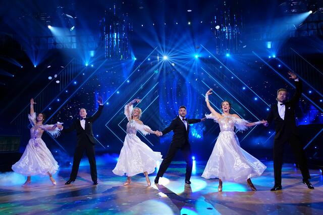 Tillman Schulz (r.), Mark Keller (M.) und Gabriel Kelly (l.) mit Kathrin Menzinger, Patricija Ionel und Malika Dzumaev. | Foto: RTL / Stefan Gregorowius