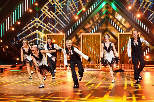 Tony Bauer (M.), Maria Clara Groppler (r.) und Sophia Thiel (l.) mit Valentin Lusin, Anastasia Stan und Paul Lorenz. | Foto: RTL / Stefan Gregorowius