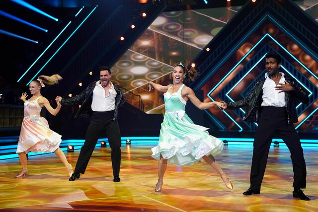 Stefano Zarrella (l.) und Biyon Kattilathu mit Marta Arndt und Mariia Maksina. | Foto: RTL / Stefan Gregorowius