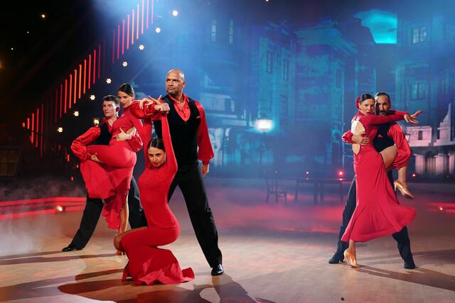 Eva Padberg (l.), Ann-Kathrin Bendixen (r.) und Detlef Soost mit Massimo Sinató, Mikael Tatarkin und Ekaterina Leonova. | Foto: RTL / Stefan Gregorowius