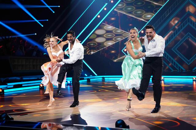 Stefano Zarrella (r.) und Biyon Kattilathu mit Marta Arndt und Mariia Maksina. | Foto: RTL / Stefan Gregorowius