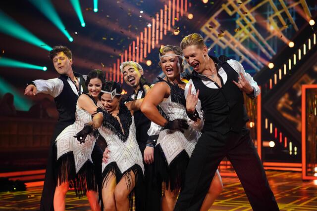 Tony Bauer (M.), Maria Clara Groppler (l.) und Sophia Thiel (r.) mit Valentin Lusin, Anastasia Stan und Paul Lorenz. | Foto: RTL / Stefan Gregorowius