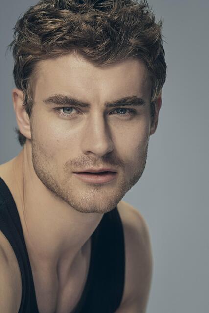 Linus
(25, Berlin)
Der gebürtige Bayer lebt inzwischen in Berlin und studiert Betriebswirtschaftslehre. Seine freie Zeit verbringt Linus gerne mit engen Freunden oder im Sportstudio. Erste Model-Erfahrungen konnte der 25-Jährige bereits im E-Commerce-Bereich sammeln, denn er stand bereits einige Male für „About You“ vor der Kamera. Er ist gespannt, wie Heidi Klum seine Chancen bei #GNTM bewerten wird. Linus ist allerdings überzeugt davon, dass er mit seiner positiven Art und seinem Ehrgeiz punkten kann. | Foto: © Germany’s Next Topmodel - by Heidi Klum/Michael de Boer