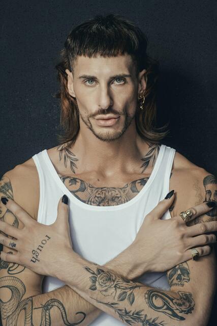 Pitzi
(33, Hamburg)
Pitzi kennt die Modelwelt bereits von außen: Seit zehn Jahren arbeitet er als Hair- und Make-Up-Artist mit einer Spezialisierung auf Extensions, wodurch er schon oftmals hinter die Kulissen von Fernsehproduktionen und Shootings blicken konnte. Mit seinem geschulten Blick will der 33-Jährige es nun selbst auf internationale Laufstege wagen. Wenn Pitzi nicht freiberuflich an Sets arbeitet, widmet er sein Leben seiner französischen Bulldogge Spike. Abgesehen davon tobt sich der Wahl-Hambuger gerne kreativ und künstlerisch in seinem eigenen Studio aus. | Foto: © Germany’s Next Topmodel - by Heidi Klum/Michael de Boer