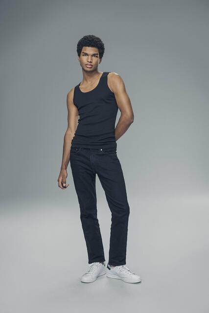 Jermaine
(19, Kassel)
Jermaine ist selbstständig als Influencer und Model. Sein größter Modelerfolg? Die europaweite Kampagne von adidas 2022. Neben seiner Modelkarriere liebt er Fitness, gelegentliche Leichtathletik, Treffen mit Freunden und Zeit mit der Familie. Korean Fried Chicken und Creme Brûlée, Bubble Tea mit Tapioka oder Cola Zero sind seine Favoriten. Der perfekte Samstagabend des 19-Jährigen besteht aus Kochen, Musik hören, Weingläser bemalen oder mit dem Auto fahren und Sterne betrachten. | Foto: © Germany’s Next Topmodel - by Heidi Klum/Michael de Boer