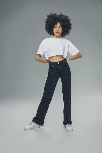 Lilian
(24, Hannover)
Lilian arbeitet wie ihre Mutter als Erzieherin. Aber ihr Traumberuf ist seit der Kindheit das Modeln, was sie auch abseits von #GNTM verfolgt. 2018 war sie für drei Jahre bei einer Agentur unter Vertrag und shootete unter anderem Commercials für Zalando, Adidas, Reebok und C&amp;A. Abseits von ihren Jobs achtet die 24-Jährige stets darauf, sich Zeit für sich zu nehmen. Dafür nutzt sie am liebsten das Journaling oder lange Spaziergänge. Abgesehen davon geht sie aber auch gerne ins Fitness-Studio oder trifft sich mit Freunden, die vor allem Lilians positive und humorvolle Seite schätzen. | Foto: © Germany’s Next Topmodel - by Heidi Klum/Michael de Boer