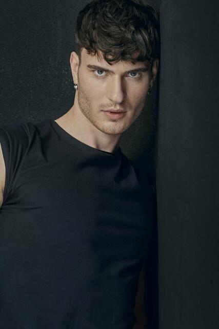 Frieder
(25, Berlin)
Frieder ist selbstständiger Künstler mit einem Masterabschluss in Fashion Design. Er liebt kreative Vielfalt – von zeichnen bis stylen. Sportlich begeistert er sich für Schwimmen, Trampolin und Workouts. Seine Leidenschaft gilt der Verkörperung von Emotionen vor der Kamera. Als Model träumt er von Fantasy Editorials, von realistischen Meerjungfrauenflossen bis zu schwebenden Elfenflügeln. | Foto: © Germany’s Next Topmodel - by Heidi Klum/Michael de Boer