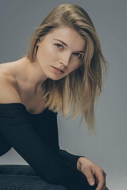 Leoni
(25, Hannover)
Leoni studiert Grundschullehramt und hat bereits im Modebereich Erfahrungen gesammelt. Neben ihrem Studium ist sie eine begeisterte Sportlerin, ob Rennradfahren oder Ballspiele jeglicher Art. Sie schätzt die Geselligkeit mit Freunden, ob beim Kochen, im Kino oder einfach beim Plaudern. Die 25-Jährige genießt ihre Me-Time und Zeit mit ihrer Familie und ihrem Freund. Schokolade, Sommerrollen und Wraps gehören zu ihren Lieblingsspeisen, und ein Kaffee am Morgen ist ein Muss. | Foto: © Germany’s Next Topmodel - by Heidi Klum/Michael de Boer