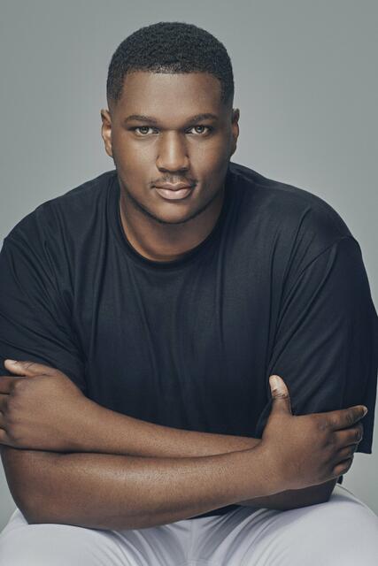 Marvin
(22, Bielefeld)
Marvin bringt königliches Blut mit zu #GNTM, denn sein Vater Didi ist König von Suma-Ahenkro, einer Stadt in Ghana, in dem Land er aufgewachsen ist. Heute lebt der 22-Jährige in Bielefeld und studiert Soziale Arbeit. Nebenbei arbeitet er als studentische Aushilfskraft in einem Supermarkt. Eine seiner größten Leidenschaften ist das Singen, weil er damit seiner sensiblen und emotionalen Seite freien Lauf lassen kann. Außerdem entdeckte er bereits als Kind seine Begeisterung für Mode. Er liebt es, vor der Kamera zu stehen oder selbst Fotos zu schießen. | Foto: © Germany’s Next Topmodel - by Heidi Klum/Michael de Boer
