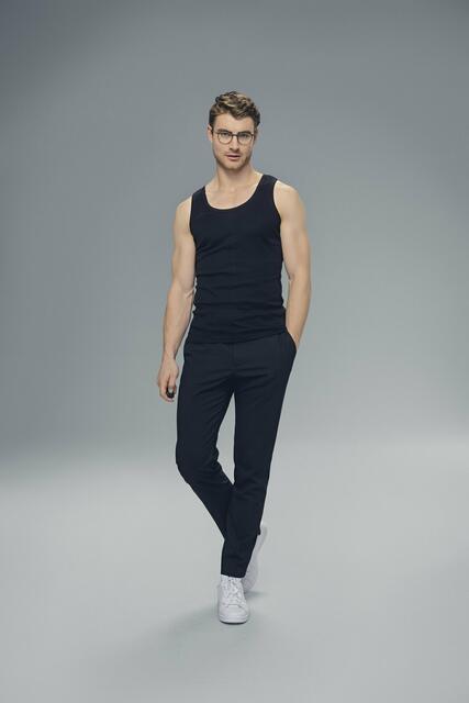 Linus
(25, Berlin)
Der gebürtige Bayer lebt inzwischen in Berlin und studiert Betriebswirtschaftslehre. Seine freie Zeit verbringt Linus gerne mit engen Freunden oder im Sportstudio. Erste Model-Erfahrungen konnte der 25-Jährige bereits im E-Commerce-Bereich sammeln, denn er stand bereits einige Male für „About You“ vor der Kamera. Er ist gespannt, wie Heidi Klum seine Chancen bei #GNTM bewerten wird. Linus ist allerdings überzeugt davon, dass er mit seiner positiven Art und seinem Ehrgeiz punkten kann. | Foto: © Germany’s Next Topmodel - by Heidi Klum/Michael de Boer