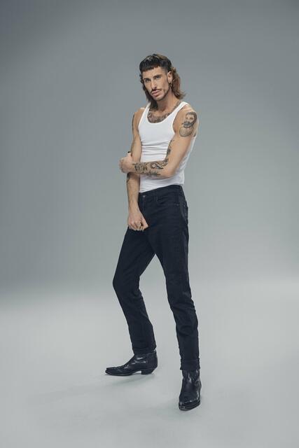 Pitzi
(33, Hamburg)
Pitzi kennt die Modelwelt bereits von außen: Seit zehn Jahren arbeitet er als Hair- und Make-Up-Artist mit einer Spezialisierung auf Extensions, wodurch er schon oftmals hinter die Kulissen von Fernsehproduktionen und Shootings blicken konnte. Mit seinem geschulten Blick will der 33-Jährige es nun selbst auf internationale Laufstege wagen. Wenn Pitzi nicht freiberuflich an Sets arbeitet, widmet er sein Leben seiner französischen Bulldogge Spike. Abgesehen davon tobt sich der Wahl-Hambuger gerne kreativ und künstlerisch in seinem eigenen Studio aus. | Foto: © Germany’s Next Topmodel - by Heidi Klum/Michael de Boer
