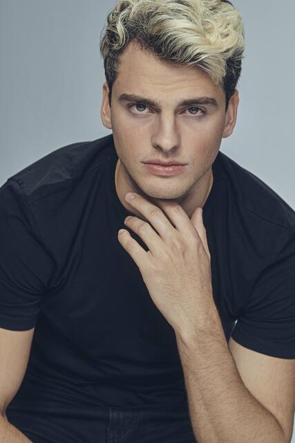 Julian
(24, Frankfurt)
Julian ist Filmmaker, Content Creator und lebt für Sport – von Calisthenics und Kickboxen bis Wakeboarden, Kitesurfen und Surfen. Leidenschaftlich in Fotografie und Filmmaking engagiert, reist er gerne und träumt von der Französisch-Polynesischen Insel Bora Bora. Sein größter Wunsch? Genauso alt zu werden wie sein Zwillingsbruder. | Foto: © Germany’s Next Topmodel - by Heidi Klum/Michael de Boer