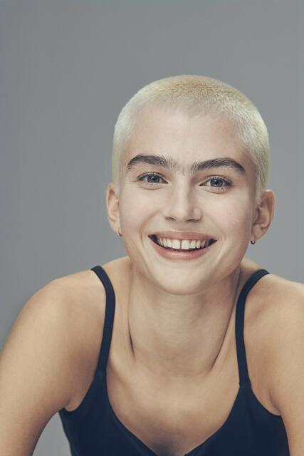Lilli
(22, Mannheim)
Die 22-jährige Lilli studiert Deutsch und Politikwissenschaften an der Universität Mannheim. Neben ihrem Studium ist sie begeisterte Vintage-Mode-Liebhaberin und schätzt die Kultur von Rap und Hip-Hop. Lilli ist kreativ aktiv, kocht gerne für Freunde und Familie und betreibt seit zwei Jahren einen eigenen TikTok-Account. | Foto: © Germany’s Next Topmodel - by Heidi Klum/Michael de Boer
