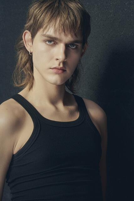 Maximilian
(21, Wien)
Der gebürtige Österreicher ist in der Genusswelt zu Hause: Hauptberuflich arbeitet Maximilian als Barista und in seiner Freizeit liebt er es zu kochen. Daneben hat er mit dem Modeln eine weitere große Leidenschaft für sich entdeckt. Der 21-Jährige weiß ganz genau, welche Talente er als Male Model mitbringt und ist sich sicher, dass er mit seiner zielstrebigen Art bei #GNTM weit kommen wird. | Foto: © Germany’s Next Topmodel - by Heidi Klum/Michael de Boer