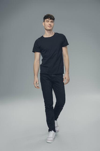 Frieder
(25, Berlin)
Frieder ist selbstständiger Künstler mit einem Masterabschluss in Fashion Design. Er liebt kreative Vielfalt – von zeichnen bis stylen. Sportlich begeistert er sich für Schwimmen, Trampolin und Workouts. Seine Leidenschaft gilt der Verkörperung von Emotionen vor der Kamera. Als Model träumt er von Fantasy Editorials, von realistischen Meerjungfrauenflossen bis zu schwebenden Elfenflügeln. | Foto: © Germany’s Next Topmodel - by Heidi Klum/Michael de Boer