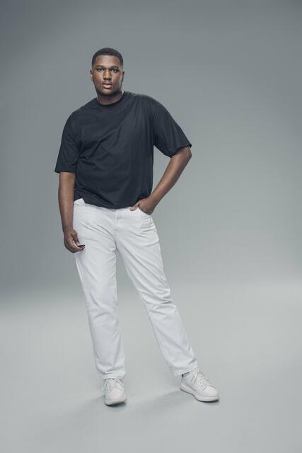 Marvin
(22, Bielefeld)
Marvin bringt königliches Blut mit zu #GNTM, denn sein Vater Didi ist König von Suma-Ahenkro, einer Stadt in Ghana, in dem Land er aufgewachsen ist. Heute lebt der 22-Jährige in Bielefeld und studiert Soziale Arbeit. Nebenbei arbeitet er als studentische Aushilfskraft in einem Supermarkt. Eine seiner größten Leidenschaften ist das Singen, weil er damit seiner sensiblen und emotionalen Seite freien Lauf lassen kann. Außerdem entdeckte er bereits als Kind seine Begeisterung für Mode. Er liebt es, vor der Kamera zu stehen oder selbst Fotos zu schießen. | Foto: © Germany’s Next Topmodel - by Heidi Klum/Michael de Boer