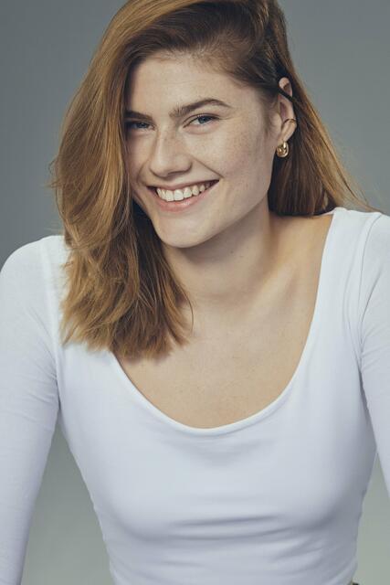 Lea
(24, Düsseldorf)
Die Düsseldorferin arbeitet als Business Developer und studiert Retail Design im 7. Semester. Kreatives Denken ist ihre Leidenschaft, sei es durch Zeichnungen, Wohnungsumgestaltung oder 3D-Projekte. Sie liebt Sudokus und träumt von Lappland, um die Nordlichter zu sehen. Der perfekte Sonntag? Der beginnt mit Ausschlafen, Karamell-Macchiato, Avocado-Ei-Brot und Netflix mit ihrem Freund. | Foto: © Germany’s Next Topmodel - by Heidi Klum/Michael de Boer