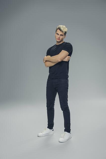 Julian
(24, Frankfurt)
Julian ist Filmmaker, Content Creator und lebt für Sport – von Calisthenics und Kickboxen bis Wakeboarden, Kitesurfen und Surfen. Leidenschaftlich in Fotografie und Filmmaking engagiert, reist er gerne und träumt von der Französisch-Polynesischen Insel Bora Bora. Sein größter Wunsch? Genauso alt zu werden wie sein Zwillingsbruder. | Foto: © Germany’s Next Topmodel - by Heidi Klum/Michael de Boer