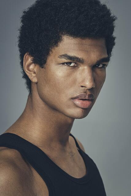 Jermaine
(19, Kassel)
Jermaine ist selbstständig als Influencer und Model. Sein größter Modelerfolg? Die europaweite Kampagne von adidas 2022. Neben seiner Modelkarriere liebt er Fitness, gelegentliche Leichtathletik, Treffen mit Freunden und Zeit mit der Familie. Korean Fried Chicken und Creme Brûlée, Bubble Tea mit Tapioka oder Cola Zero sind seine Favoriten. Der perfekte Samstagabend des 19-Jährigen besteht aus Kochen, Musik hören, Weingläser bemalen oder mit dem Auto fahren und Sterne betrachten. | Foto: © Germany’s Next Topmodel - by Heidi Klum/Michael de Boer