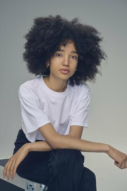 Lilian
(24, Hannover)
Lilian arbeitet wie ihre Mutter als Erzieherin. Aber ihr Traumberuf ist seit der Kindheit das Modeln, was sie auch abseits von #GNTM verfolgt. 2018 war sie für drei Jahre bei einer Agentur unter Vertrag und shootete unter anderem Commercials für Zalando, Adidas, Reebok und C&amp;A. Abseits von ihren Jobs achtet die 24-Jährige stets darauf, sich Zeit für sich zu nehmen. Dafür nutzt sie am liebsten das Journaling oder lange Spaziergänge. Abgesehen davon geht sie aber auch gerne ins Fitness-Studio oder trifft sich mit Freunden, die vor allem Lilians positive und humorvolle Seite schätzen. | Foto: © Germany’s Next Topmodel - by Heidi Klum/Michael de Boer