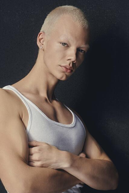 Max
(20, Berlin)
Der gebürtige Koblenzer wohnt aktuell in Berlin. Max arbeitet hauptberuflich als Model und war bereits Teil von diversen Marketing- und Magazin-Shootings. Außerdem trat er in verschiedenen Werbespots und auf Fashion Weeks auf. Neben seiner ambitionierten Arbeit daran, #GNTM 2024 zu gewinnen, hört er gerne Musik und macht Sport. Zu seinem täglichen Begleiter gehört sein Hund Balou. | Foto: © Germany’s Next Topmodel - by Heidi Klum/Michael de Boer