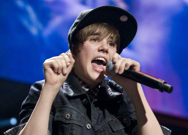 Justin Bieber singt 2009 im Madison Square Garden. | Foto: Jason Szenes/epa/dpa