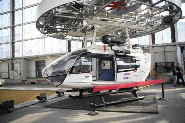 Der neue Simulator ist der modernste seiner Art und basiert auf dem Know-how der Bergwacht. Er wurde in enger Zusammenarbeit der Hubschrauberbesatzungen mit der Herstellerfirma AMST entwickelt und ist, auf den Hubschraubertyp H 145 von Airbus Helicopters angepasst, einer der modernsten Einsatzhubschrauber. | Foto: Bayerisches Innenministerium/Tom Kieslich