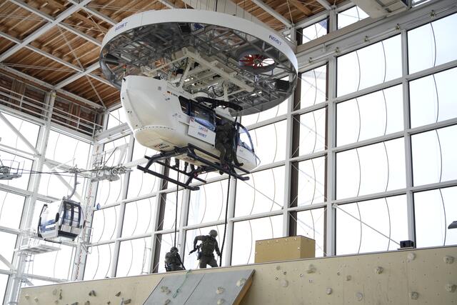 Der neue Simulator ist der modernste seiner Art und basiert auf dem Know-how der Bergwacht. Er wurde in enger Zusammenarbeit der Hubschrauberbesatzungen mit der Herstellerfirma AMST entwickelt und ist, auf den Hubschraubertyp H 145 von Airbus Helicopters angepasst, einer der modernsten Einsatzhubschrauber. | Foto: Bayerisches Innenministerium/Tom Kieslich