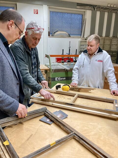 Bürgermeister Christian Vogel, Schreiner Michael Thorbeck und ein Mitarbeiter von Wibbeke Denkmalpflege, Oliver Stracka (v.l.), an einem Original-Fenster des Volksbads, das teilweise ertüchtigt würde. | Foto: Dr. Christian Pröbiuß / Stadt Nürnberg / NüBad