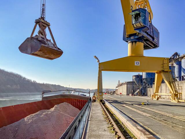 Im Kombinierten Verkehr wurden im bayernhafen Nürnberg 318.471 TEU (1 TEU entspricht einem 20-Fuß- Standardcontainer) umgeschlagen, 10,7 % weniger als im Vorjahr. Neben Containern im Seehafenhinterlandverkehr vor allem mit Hamburg, Bremerhaven, Rotterdam und Verona gehören dazu Wechselbrücken und Sattelauflieger im kontinentalen Verkehr.  | Foto: bayernhafen / E.Wechsler