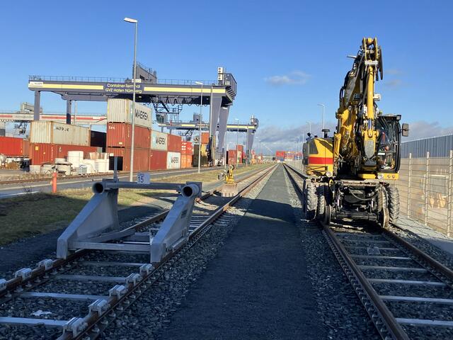 m Kombinierten Verkehr wurden im bayernhafen Nürnberg 318.471 TEU (1 TEU entspricht einem 20-Fuß- Standardcontainer) umgeschlagen, 10,7 % weniger als im Vorjahr. Neben Containern im Seehafenhinterlandverkehr vor allem mit Hamburg, Bremerhaven, Rotterdam und Verona gehören dazu Wechselbrücken und Sattelauflieger im kontinentalen Verkehr. | Foto: bayernhafen / E.Wechsler