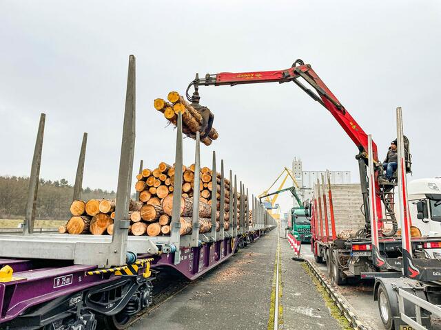m Kombinierten Verkehr wurden im bayernhafen Nürnberg 318.471 TEU (1 TEU entspricht einem 20-Fuß- Standardcontainer) umgeschlagen, 10,7 % weniger als im Vorjahr. Neben Containern im Seehafenhinterlandverkehr vor allem mit Hamburg, Bremerhaven, Rotterdam und Verona gehören dazu Wechselbrücken und Sattelauflieger im kontinentalen Verkehr. | Foto: bayernhafen / E.Wechsler)
